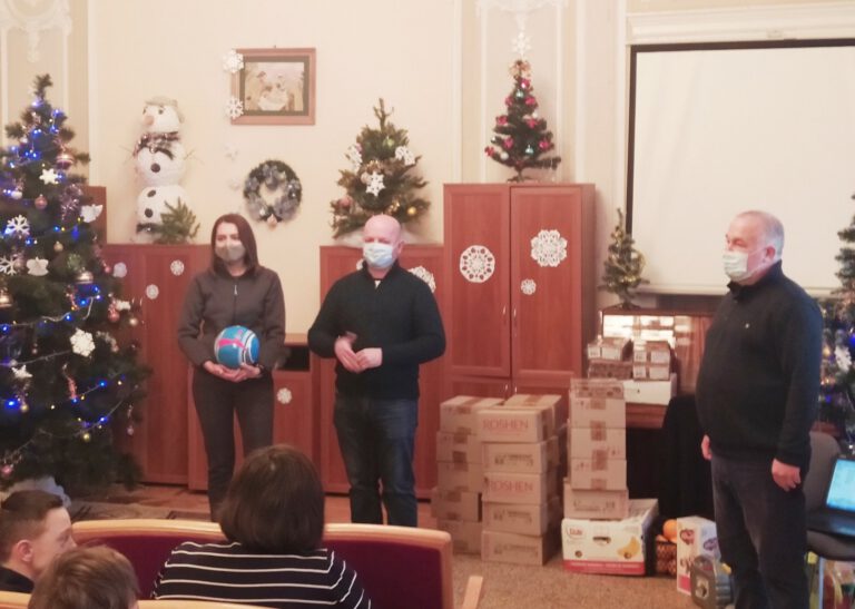 Працівники АТП 1 зібрали подарунки для дітей з інвалідністю