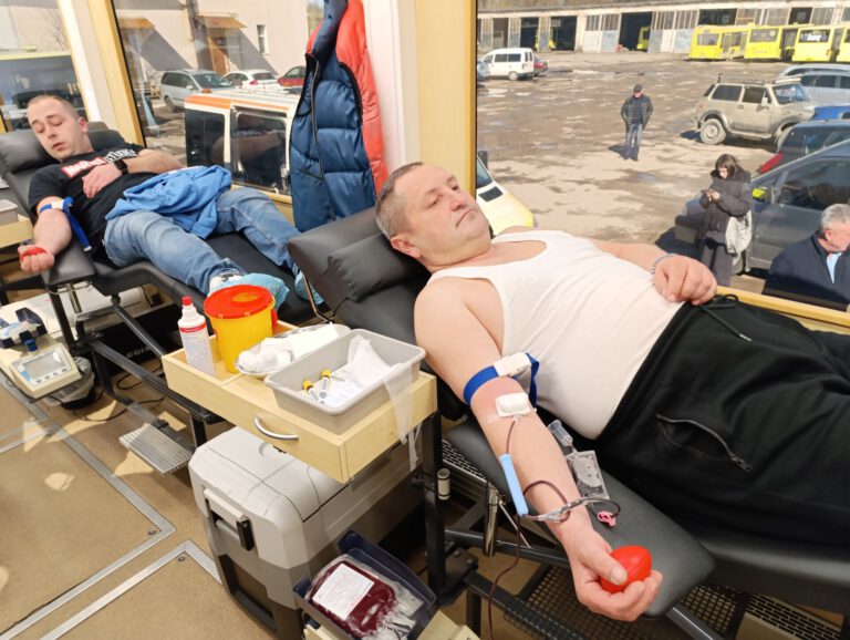 Понад 50 працівників ЛК АТП № 1 здали кров для допомоги пораненим військовим