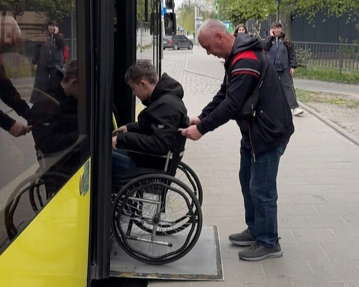 Доступний транспорт для кожного: водії ЛК АТП №1 відпрацювали навички допомоги маломобільним пасажирам