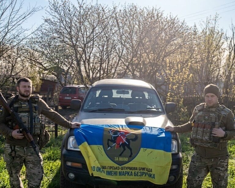 Авто від ЛК АТП №1 вже на передовій: бійці 110-ї бригади передали прапор та подяку