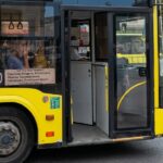 Чому автобус іноді не може під’їхати впритул до бордюру?