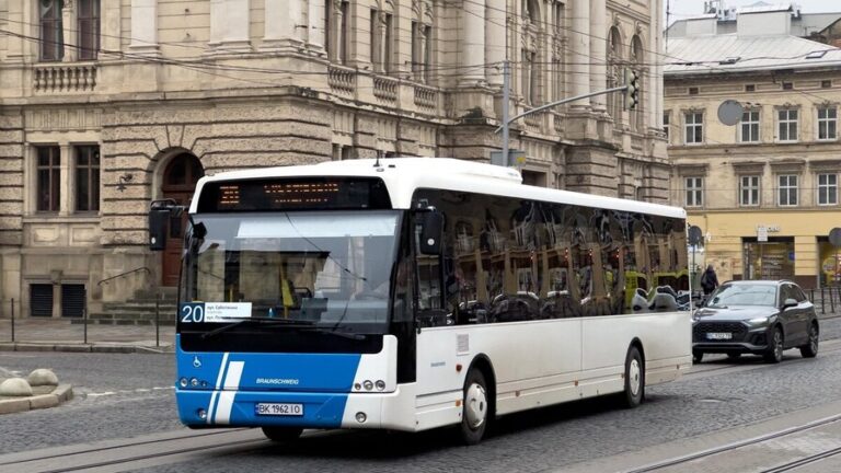 Готуємося до осені: ЛК АТП №1 виводить на лінії 11 додаткових автобусів