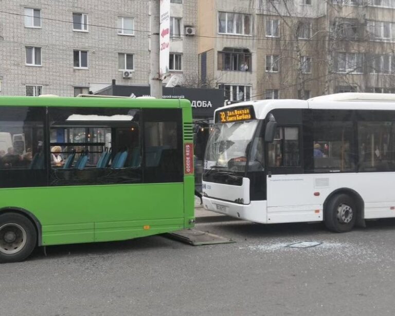 Унаслідок ворожої атаки на Львів пошкоджено автобуси ЛК АТП-1